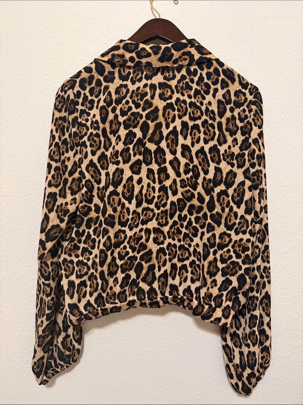 Intempo leopard print long sleeve pullover cropped top, sz M - Picture 10 of 10